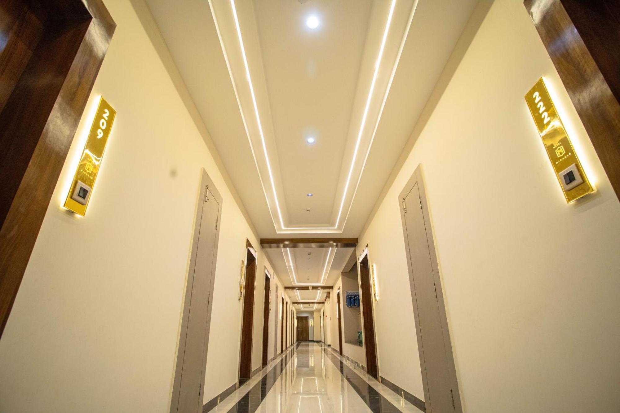 Hotel Miracle 2Km From Mahakal Temple Уджайн Екстериор снимка