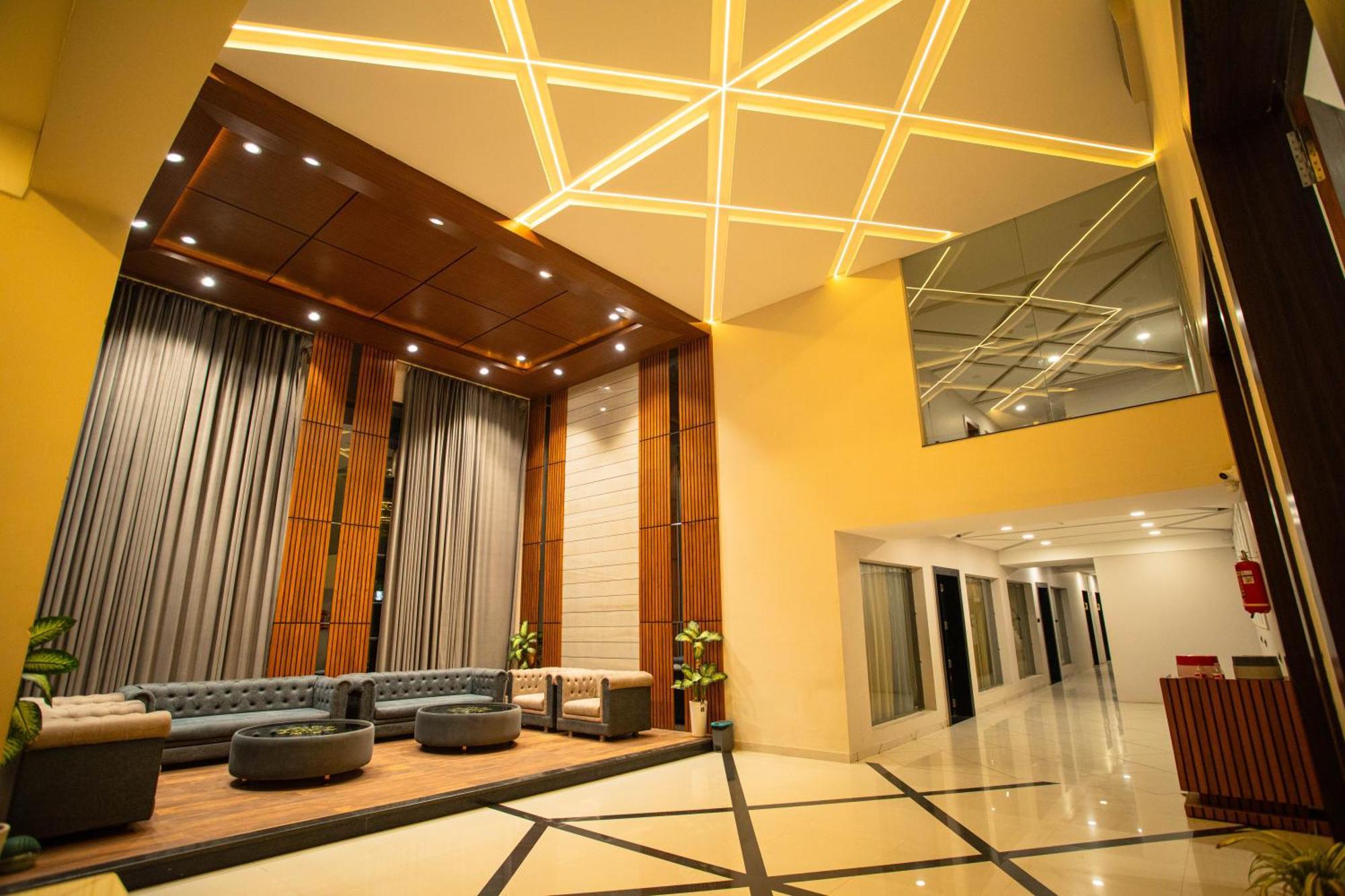 Hotel Miracle 2Km From Mahakal Temple Уджайн Екстериор снимка