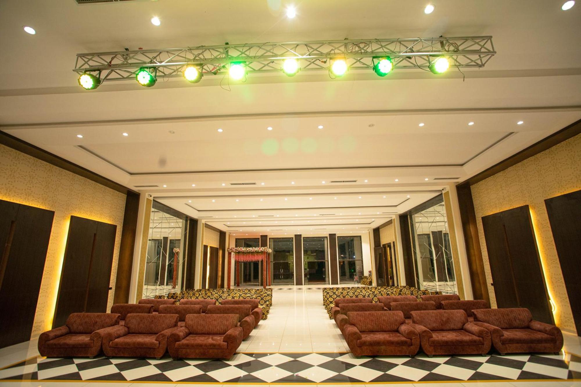 Hotel Miracle 2Km From Mahakal Temple Уджайн Екстериор снимка