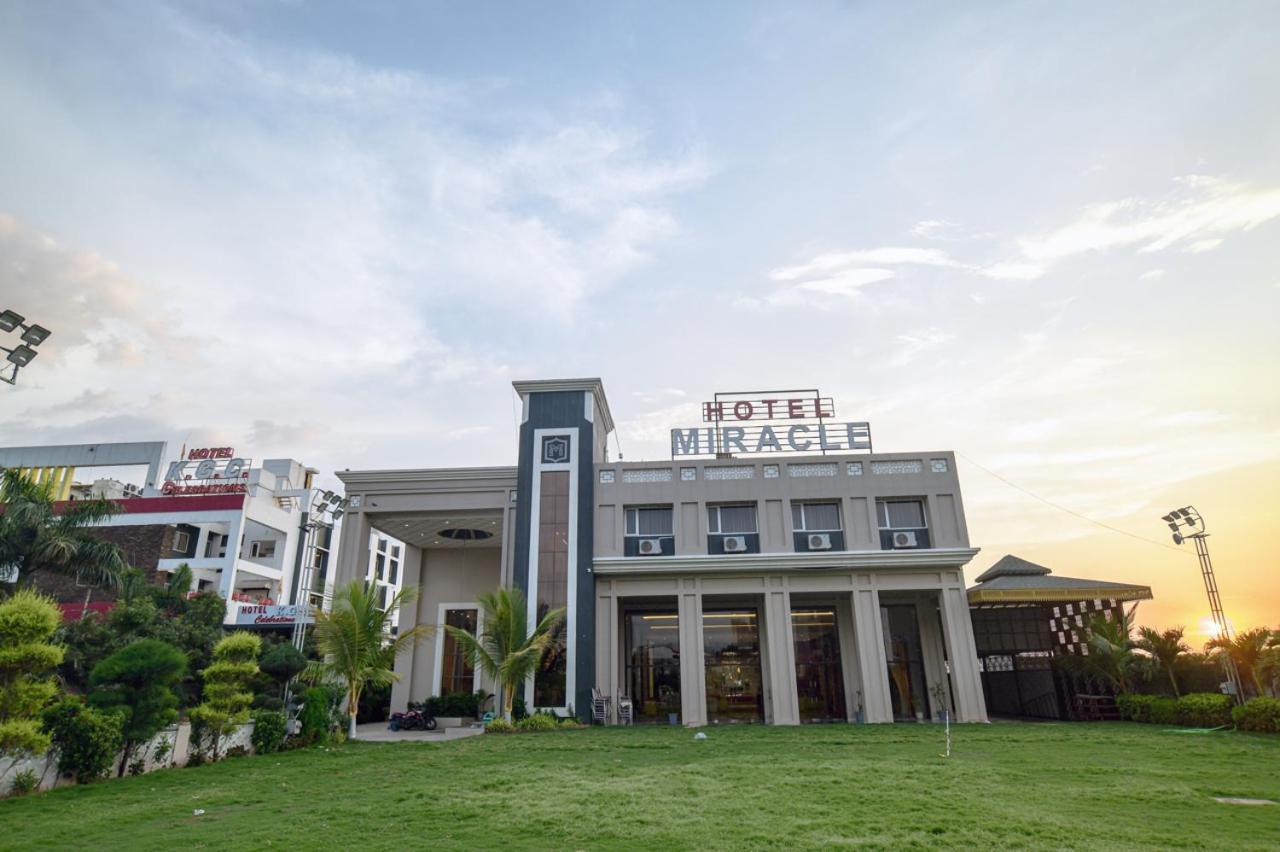 Hotel Miracle 2Km From Mahakal Temple Уджайн Екстериор снимка