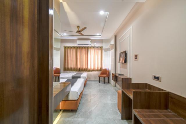 Hotel Miracle 2Km From Mahakal Temple Уджайн Екстериор снимка