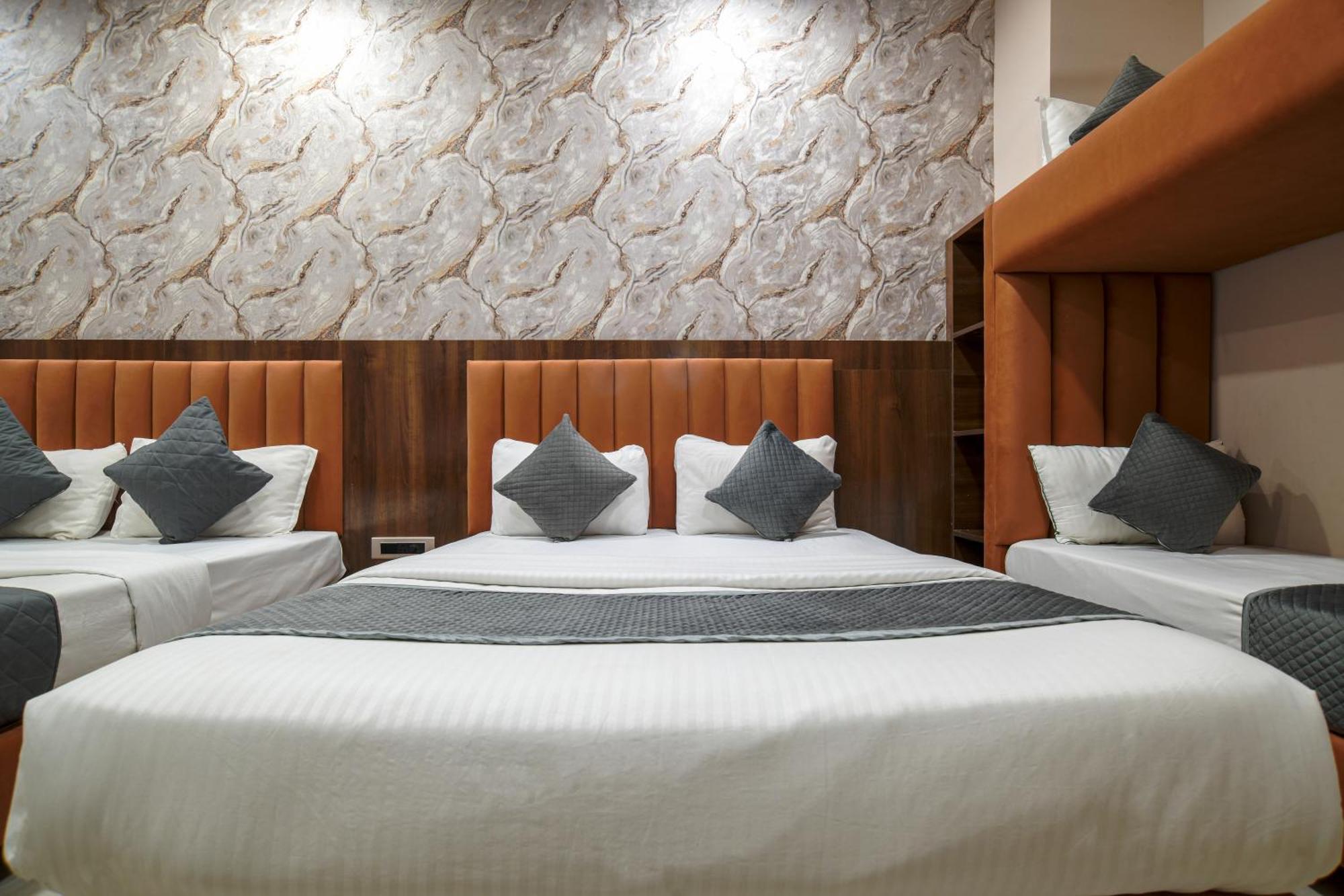 Hotel Miracle 2Km From Mahakal Temple Уджайн Екстериор снимка
