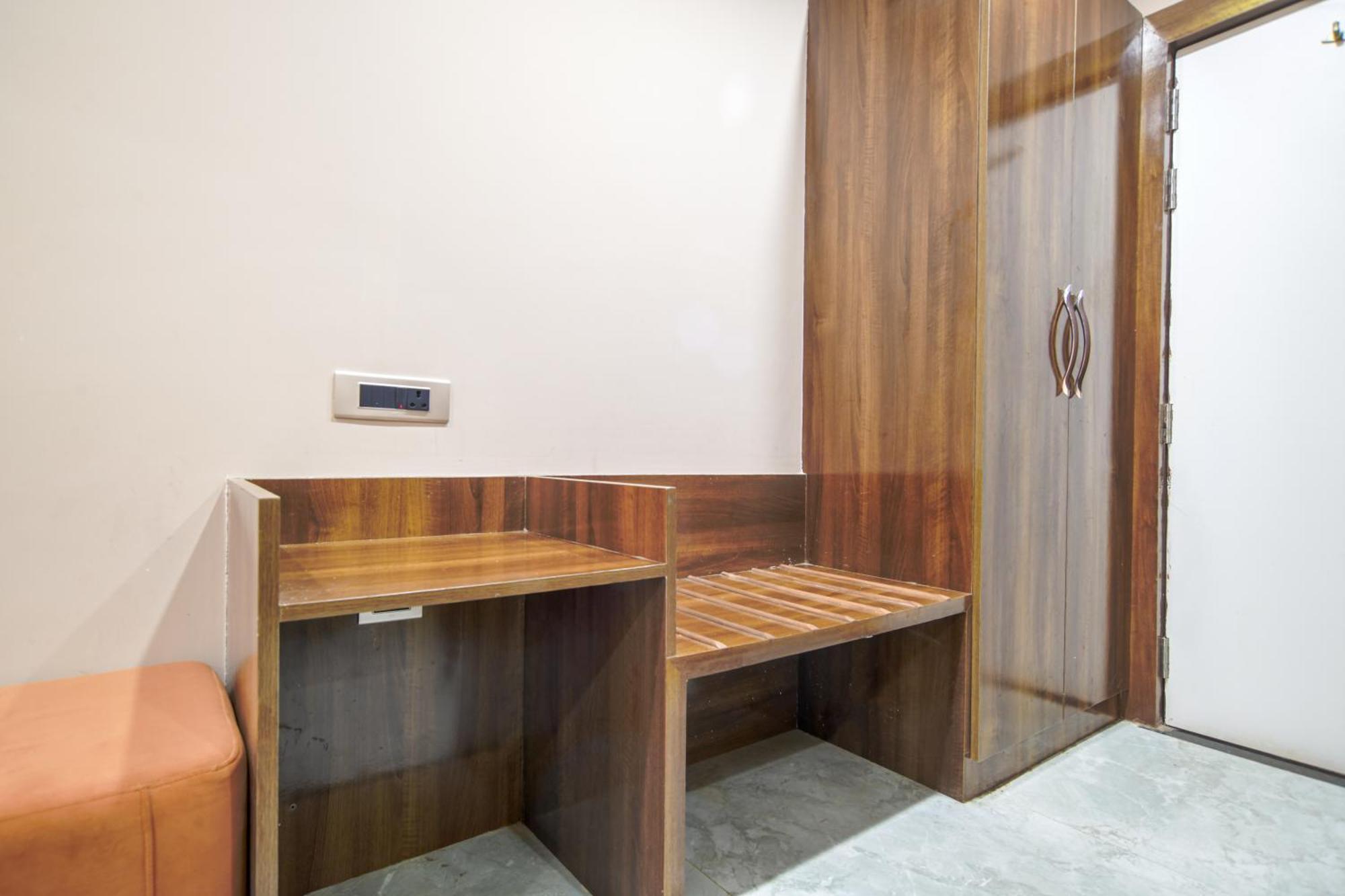 Hotel Miracle 2Km From Mahakal Temple Уджайн Стая снимка