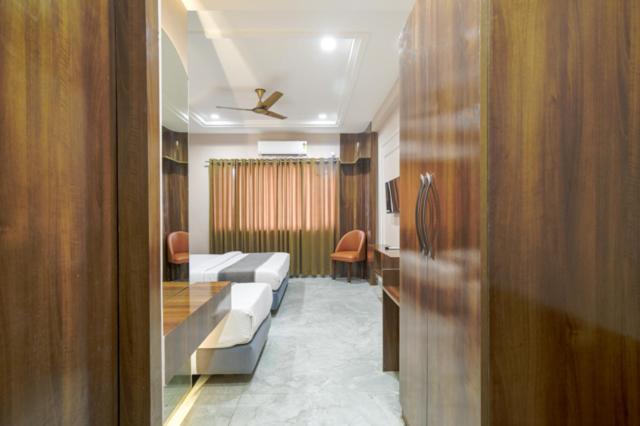 Hotel Miracle 2Km From Mahakal Temple Уджайн Екстериор снимка