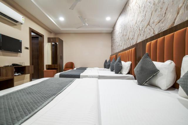 Hotel Miracle 2Km From Mahakal Temple Уджайн Екстериор снимка