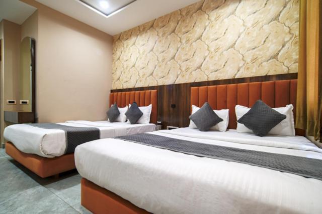 Hotel Miracle 2Km From Mahakal Temple Уджайн Екстериор снимка