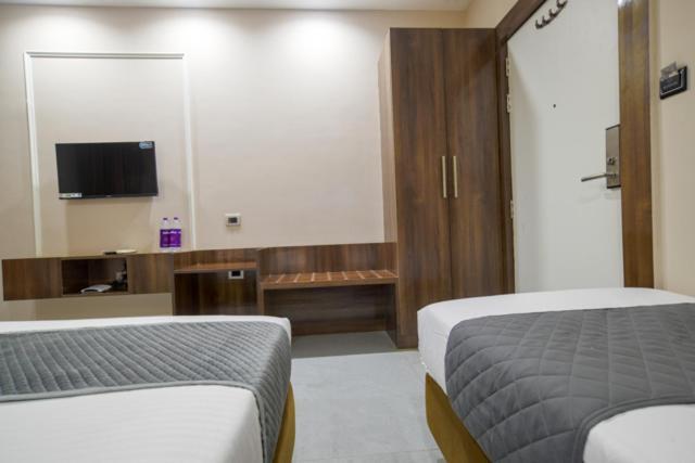Hotel Miracle 2Km From Mahakal Temple Уджайн Екстериор снимка