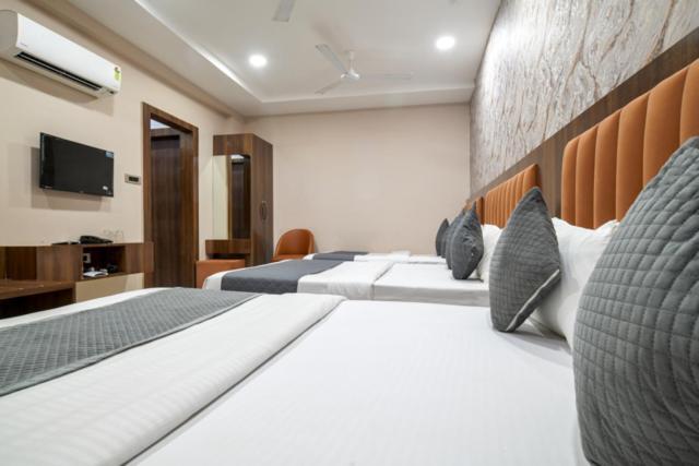 Hotel Miracle 2Km From Mahakal Temple Уджайн Екстериор снимка