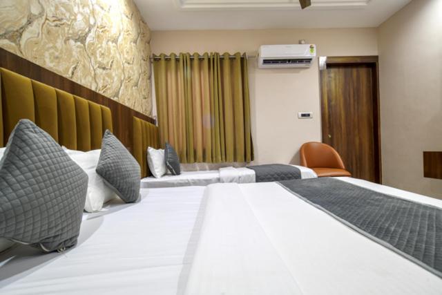 Hotel Miracle 2Km From Mahakal Temple Уджайн Екстериор снимка