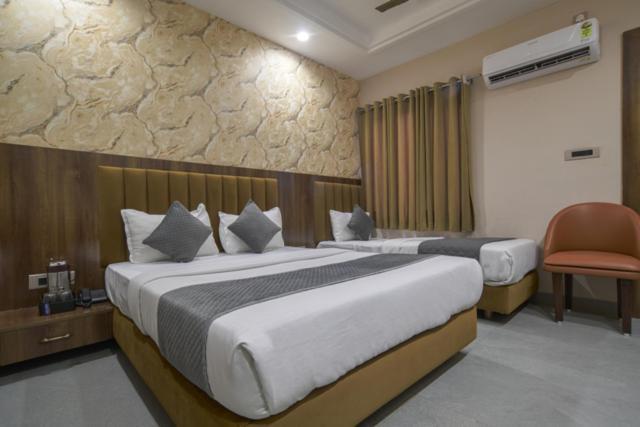 Hotel Miracle 2Km From Mahakal Temple Уджайн Екстериор снимка