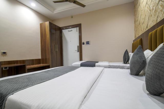Hotel Miracle 2Km From Mahakal Temple Уджайн Екстериор снимка