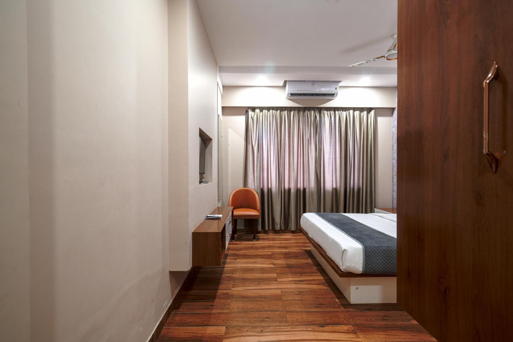 Hotel Miracle 2Km From Mahakal Temple Уджайн Екстериор снимка