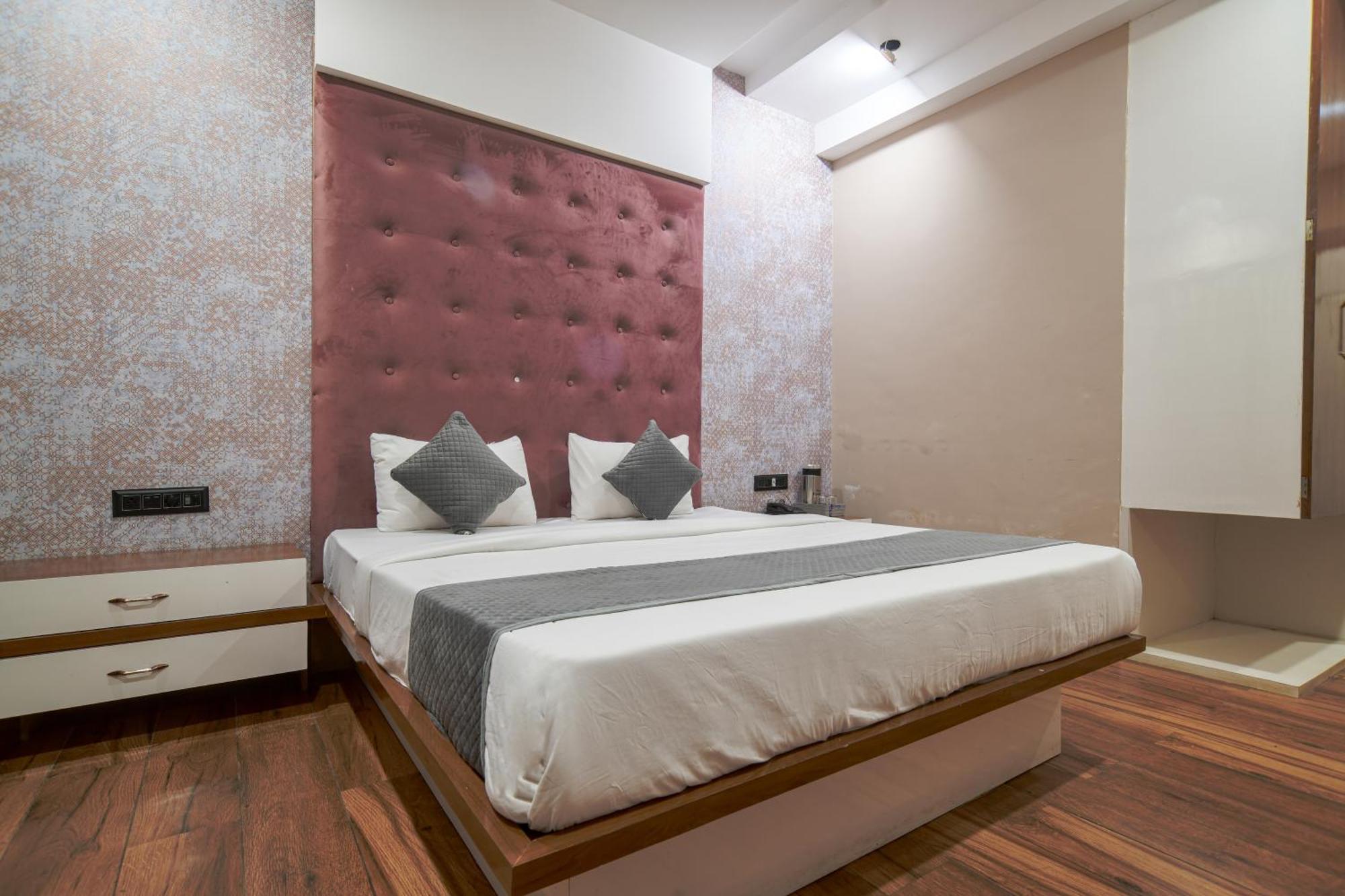 Hotel Miracle 2Km From Mahakal Temple Уджайн Екстериор снимка